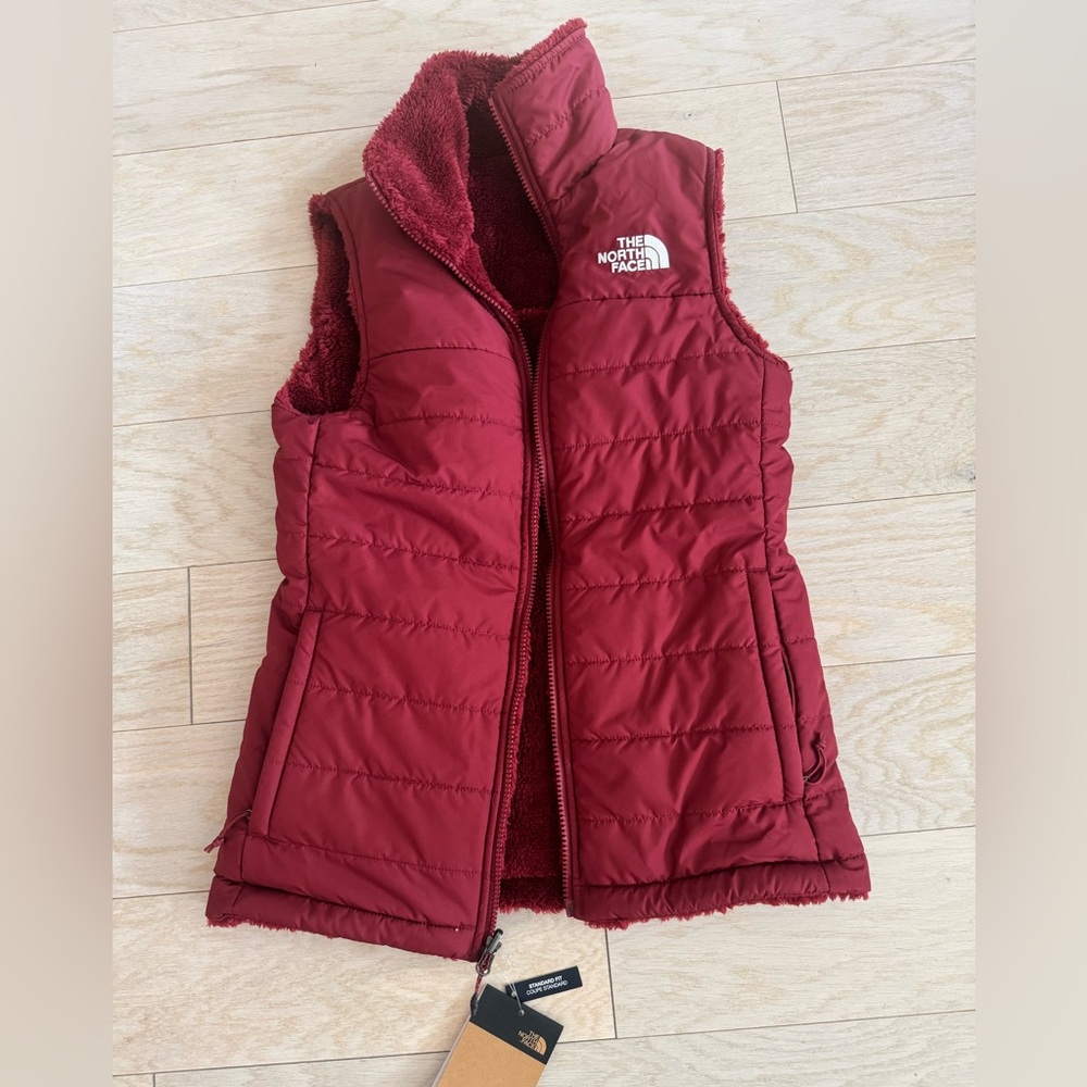 Dark Red Northface Vest, reversible NWT